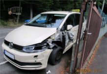 Taxi gegen Mauer und Laterne gesetzt