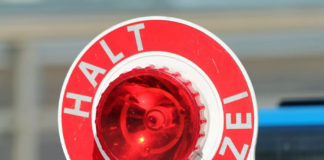 An der Polizei vorbeigedrängelt