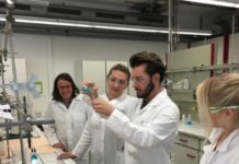 Tag der Chemie nahm Lebensmittel unter die Lupe und weckte „Geschmack“ am Chemiestudium