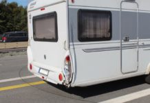Kurze Unaufmerksamkeit mit Folgen – Geländewagen fährt in Wohnanhänger