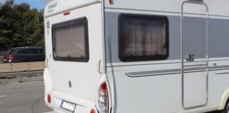 Kurze Unaufmerksamkeit mit Folgen – Geländewagen fährt in Wohnanhänger