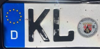 Ohne Führerschein und mit gefälschten Kennzeichen