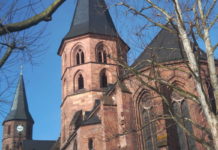 Bezirkskantoren und Seniorenchöre – Volksmusik mit zwei Chöre in der Stiftskirche