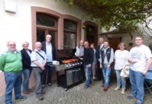 PC- und Internetlotsen spenden Grill für Jugendzentrum