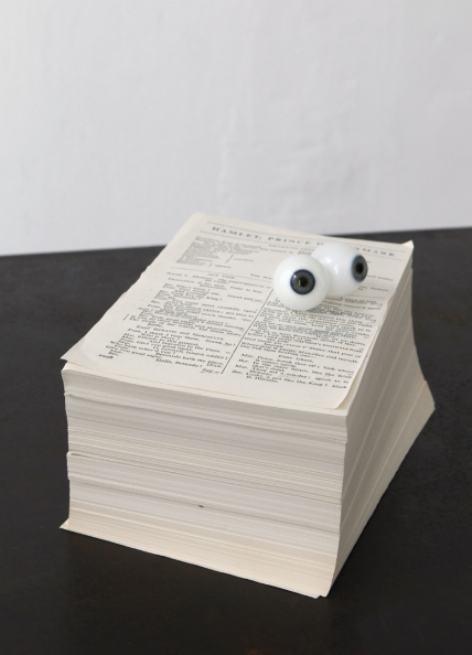 Jens-Gussek_paperweight-hamlet2-min_kl