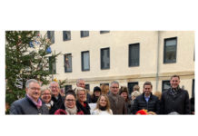 Kiefer bringt Fichten nach Mainz – Feierliche Übergabe zweier Pfälzer Weihnachtsbäume an den Mainzer Landtag