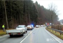 Anhänger reißt ab und kracht in Gegenverkehr