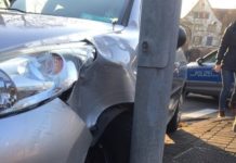 Eine Autofahrerin ist am Freitagnachmittag mit ihrem Pkw am Mainzer Tor gegen eine Ampel gefahren. Polizei sucht einen Lkw-Fahrer