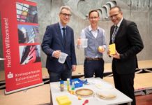 Universitätsdozent experimentiert beim Pädagogischen Tag der Kreissparkasse Kaiserslautern