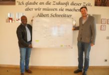 Ein Whiteboard für das Albert-Schweitzer-Gymnasium – Die Volkshochschule übergibt die „Lautrer Lupe“ an das ASG