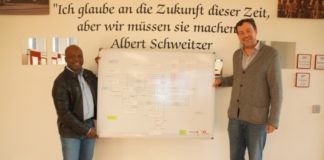 Ein Whiteboard für das Albert-Schweitzer-Gymnasium – Die Volkshochschule übergibt die „Lautrer Lupe“ an das ASG