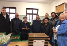Geflüchtete spenden selbstgebackene Plätzchen an Lautrer Tafel