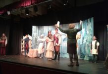 „Frau Holle“ mit viel Liebe zum Detail – Schülerinnen und Schüler des Pfalzinstituts für Hören und Kommunikation spielen Theater