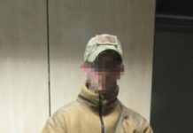 Mann in Militärkleidung sorgt für Aufsehen