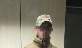 Mann in Militärkleidung sorgt für Aufsehen