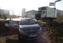 Unfall mit Lastwagen – Pkw landet im Graben