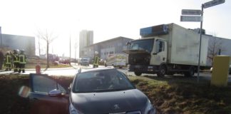 Unfall mit Lastwagen – Pkw landet im Graben