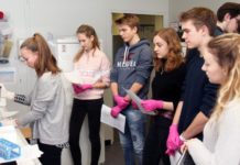Erfolgreiche rheinland-pfälzische Schüler/innen der 30. Internationalen Biologie-Olympiade experimentieren an der TU Kaiserslautern