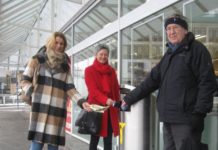 Stadtbildpflege Kaiserslautern stellt neuen Abfallbehälter mit Hundekotbeutel-Spender am Stiftsplatz auf