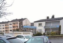 Unfall: Betrunken in zwei Neuwagen gekracht