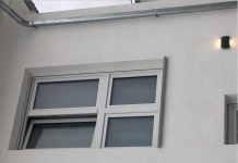 Polizisten gehen von Tür zu Tür