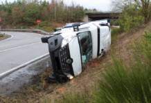 Kleintransporter umgekippt