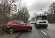 Lastwagen kollidiert mit pkw – Bundesstraße kurzfristig gesperrt