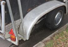 Kurioser Pferdeanhänger auf der Autobahn