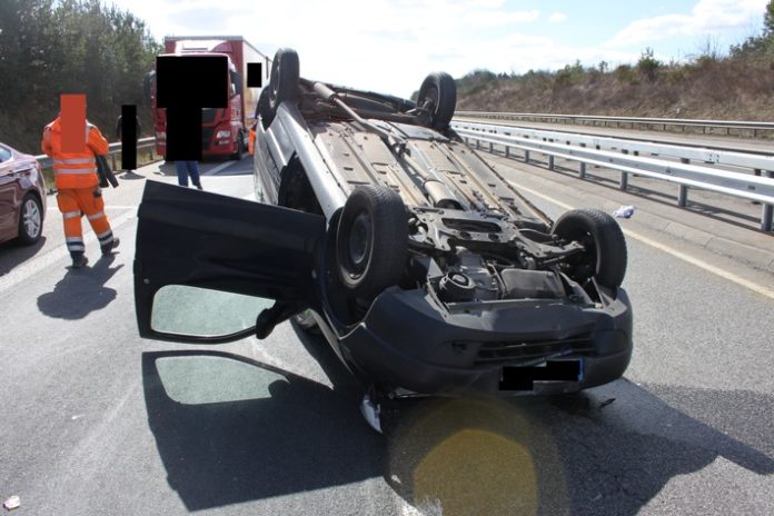 pol-pdkl-pkw-ueberschlaegt-sich-ein-leichtverletzter