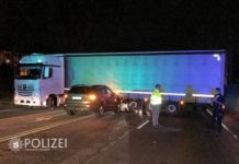 Pkw kracht gegen Sattelzug-Auflieger