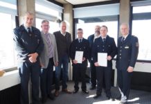 Zwei neue Beamte auf Lebenszeit – Feuerwehrdezernent Peter Kiefer überreicht offiziell die Urkunden