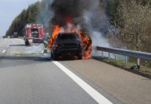 SUV brennt völlig aus