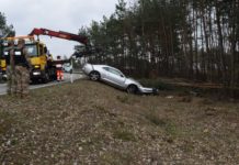 Verwechselung von Bremspedal mit Gaspedal endet folgenschwer in den Bäumen