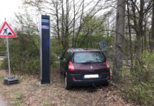 Auto landet nach Unfall neben Blitzer