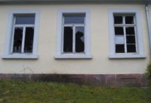 Zehn Scheiben eingeschlagen – Wer hat etwas gesehen?