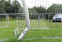 Mit Auto Sportplatz beschädigt – Zeugen gesucht!