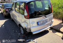 Parkende Autos aufeinander geschoben