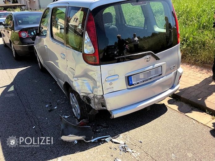 pol-ppwp-parkende-autos-aufeinander-geschoben