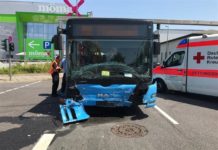 Unfall: Taxi kollidiert mit Linienbus