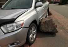 SUV brettert über Findlinge – Totalschaden