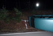 Unfall gebaut, Auto landet auf Seite, Fahrer flüchtet