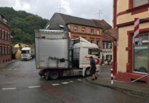 Lastwagen blockiert Kreiselzufahrt – Zeugen gesucht!