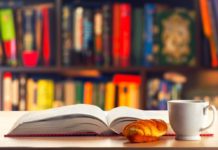 „Götter des Gemetzels“ – Die Volkshochschule bietet mit dem „Literaturfrühstück“ ein ungewöhnliches Literaturformat an