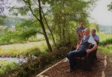 Beigeordneter Peter Kiefer weiht neue Sitzgelegenheit an der renaturierten Lauter ein