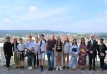 Färber begrüßt japanische Austauschschüler