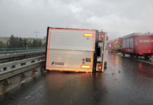 A63/Winnweiler, Unwetter mit Starkregen – Sattelzug kippt um