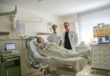 Simulationstrainer bereitet Ärzte und Hebammen auf komplizierte Geburtsszenarien vor