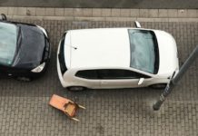 Stuhl auf Auto geworfen