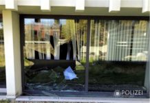 Fensterscheiben am Rathaus beschädigt – Zeugen gesucht!