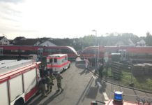 Bahnunfall: Pkw und Zug kollidiert